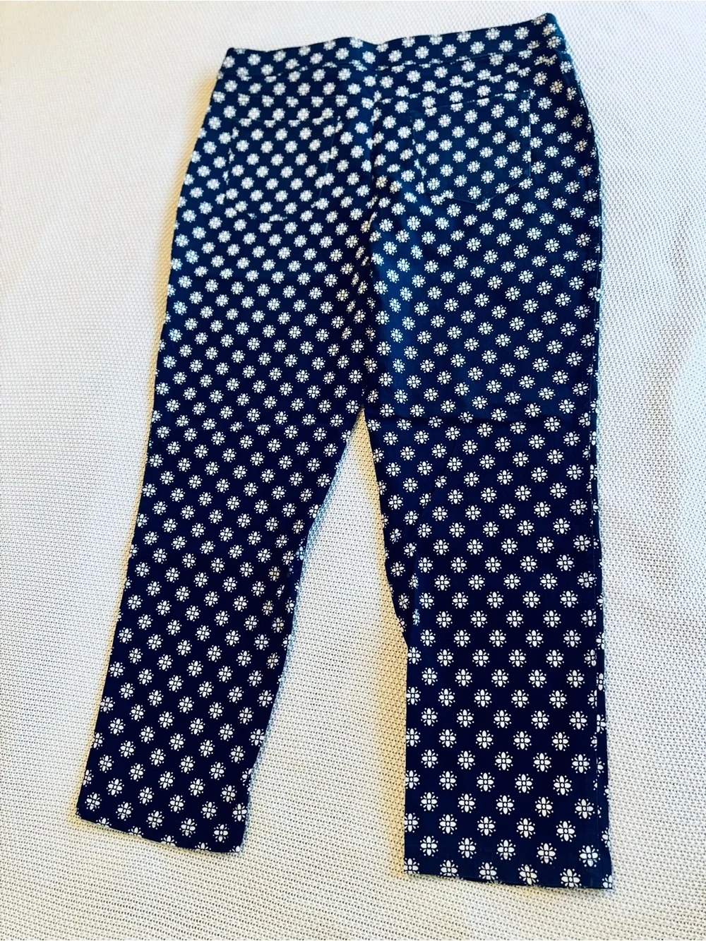 CHICO’S Stretchy Navy Blue & White Dot Floral Ankle Slim Crop Jeans
